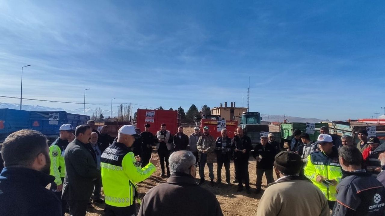 Kayseri’de traktörlere reflektör dağıtıldı