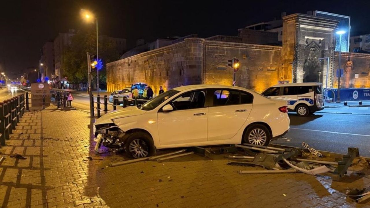 Kayseri’de direksiyon başında uyuyan sürücü bariyerlere daldı