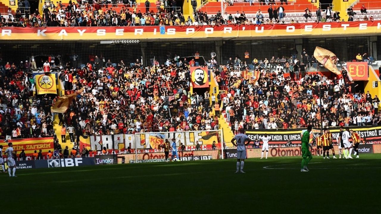 Kayserispor tribünleri Fenerbahçe’ye meydan okudu! Ortalık karıştı