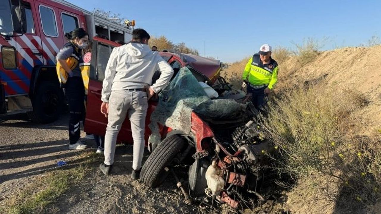 Kamyonla otomobil çarpıştı: 1 ölü!