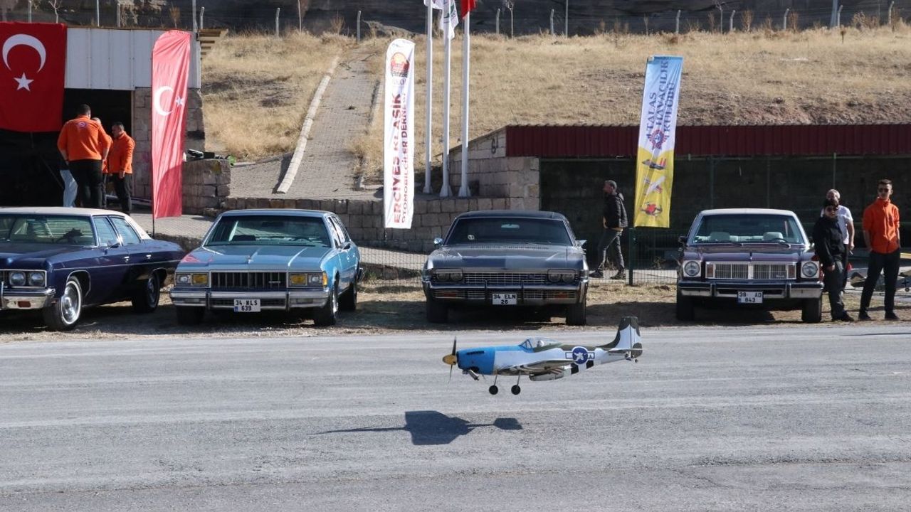 Kayseri’de klasik otomobilciler ve model uçak tutkunları bir araya geldi