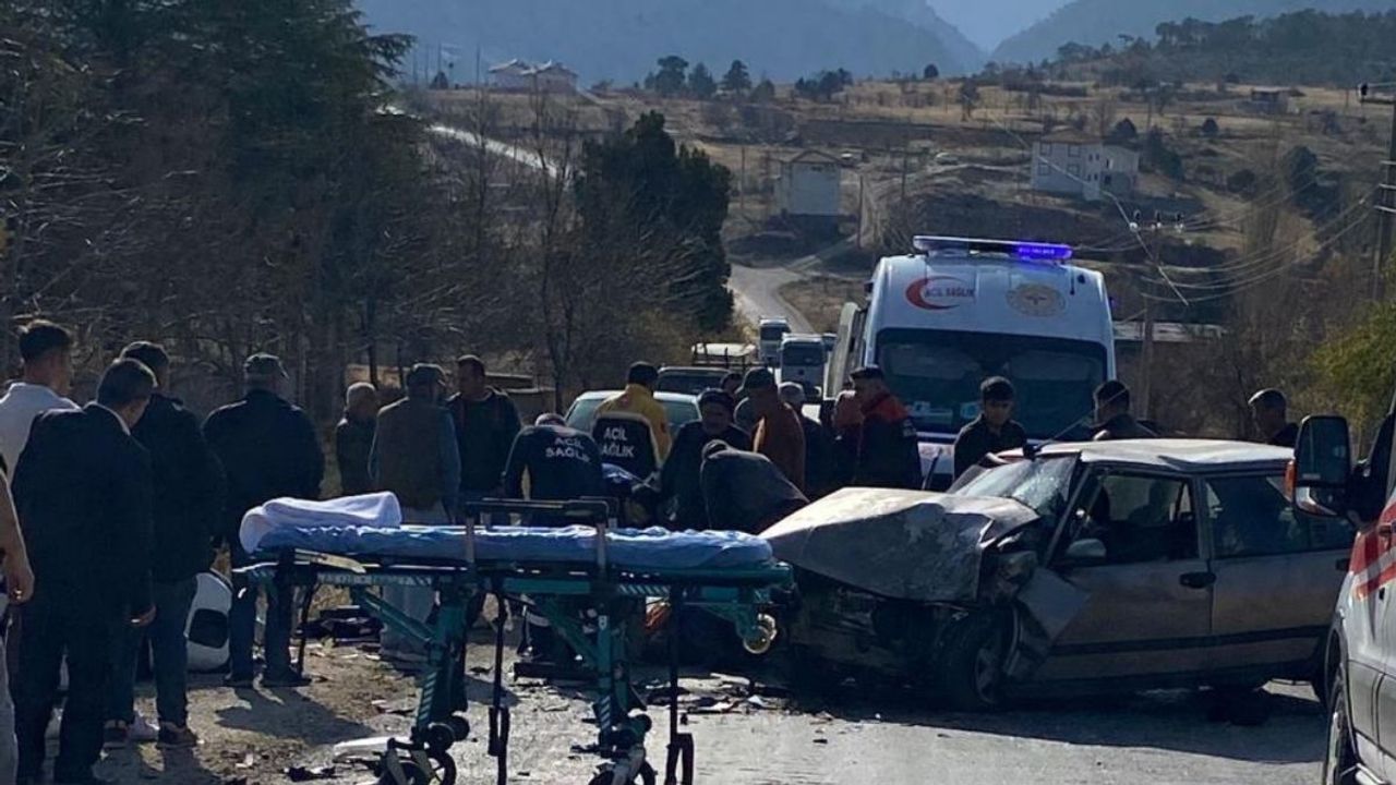 Otomobil ile hafif ticari araç çarpıştı: 3 kişi yaralandı