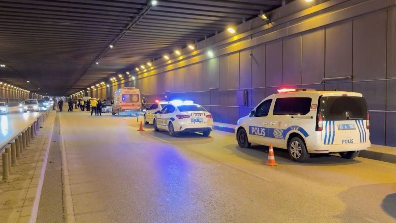 Lüks cip panelvana çarpıp kağıt gibi ezildi: 2 kişi can verdi!