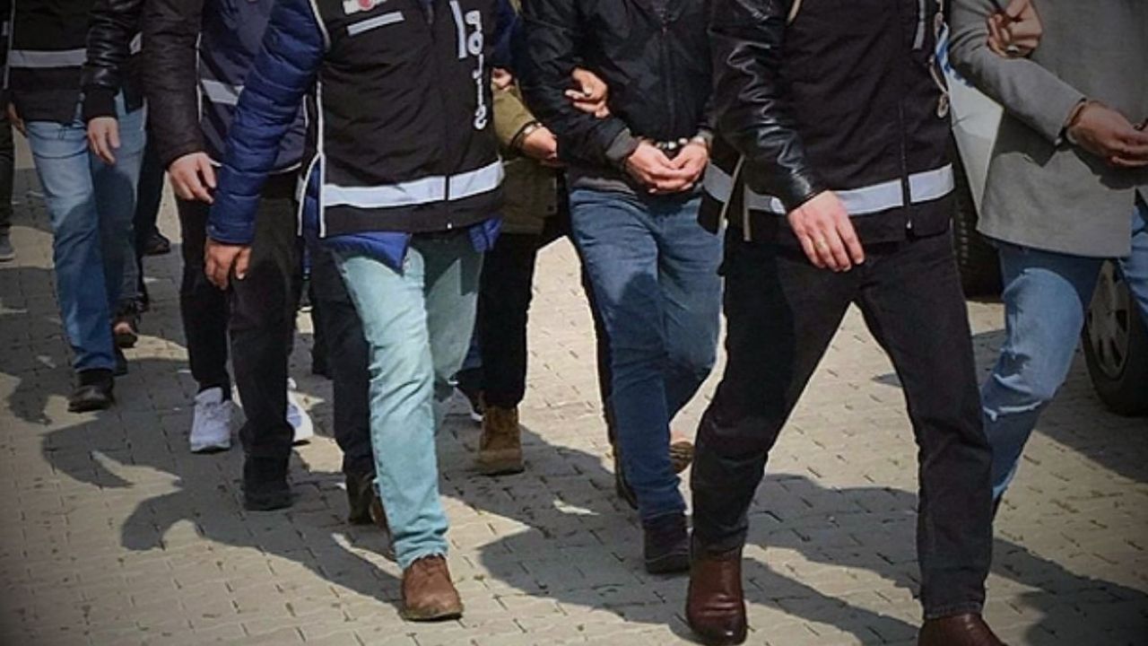 Tefecilerin ev ve iş yerlerine dev baskın: Kredi kartları ve senetler ele geçirildi!