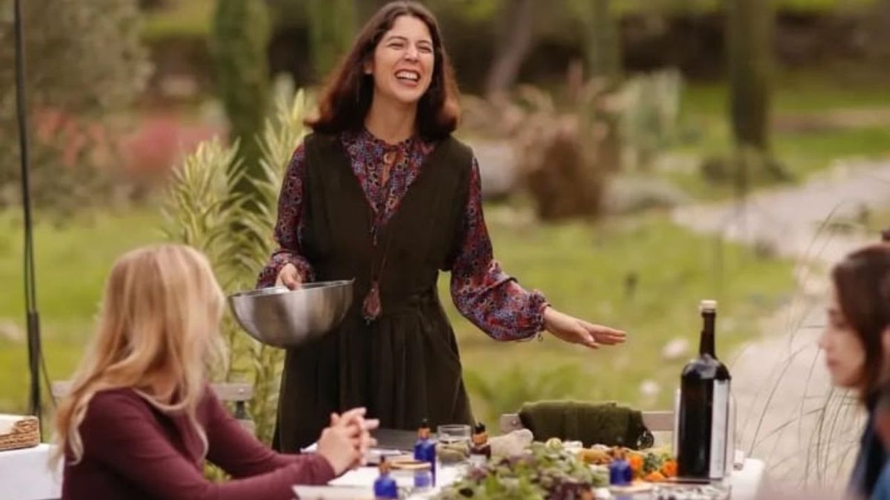 Dev firmanın genç varisi dedesinin köyüne yerleşti! Def çalıp ilahi söylüyor