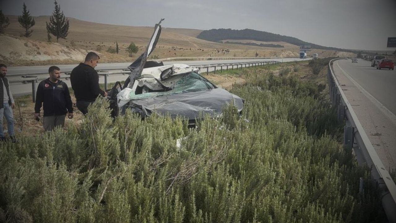 Refüje uçan araçta can pazarı: 1 ölü, 4 yaralı