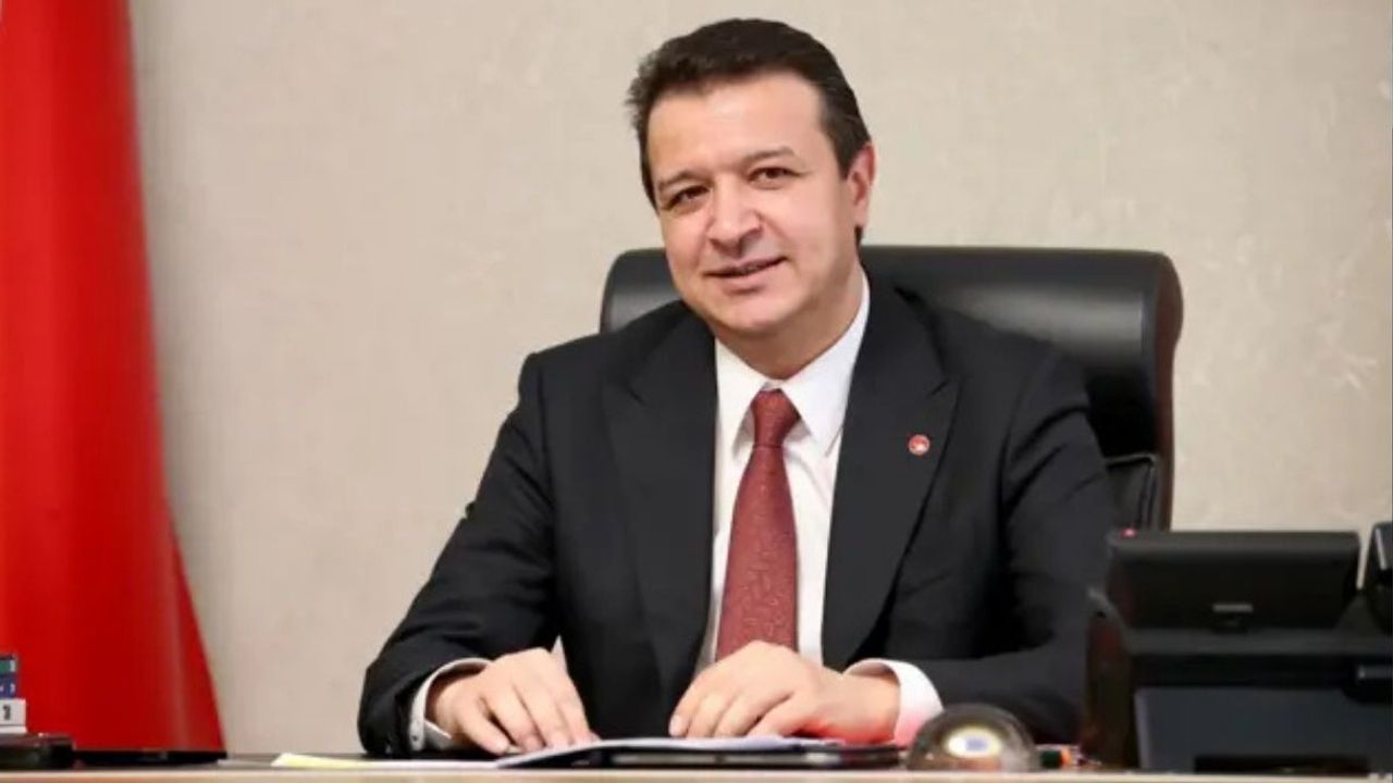 Kayserili başkan mütevazılığıyla gündemde: Kendi valizini kendi taşıdı!