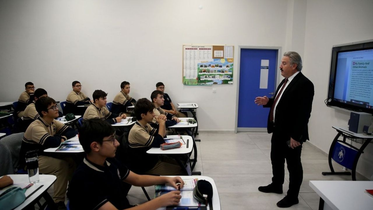 Melikgazi Başkanı Palancıoğlu yaptırdığı lisede derslere giriyor!