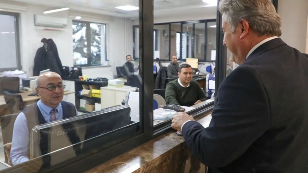 Başkan Palancıoğlu vergisini veznede ödedi: Vatandaşlara kritik uyarı!