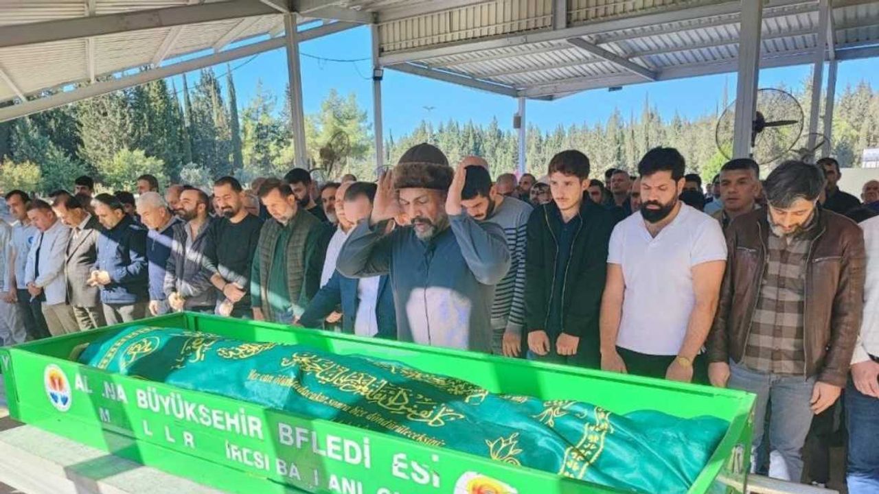 Baba, kazada ölen 12 yaşında ki oğlunun cenaze namazını kıldırdı