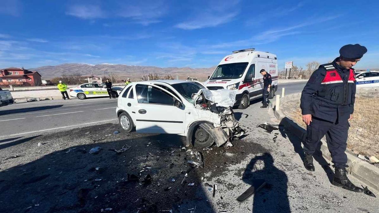 Niğde–Kayseri Yolunda feci çarpışma: Genç sürücü ağır yaralandı