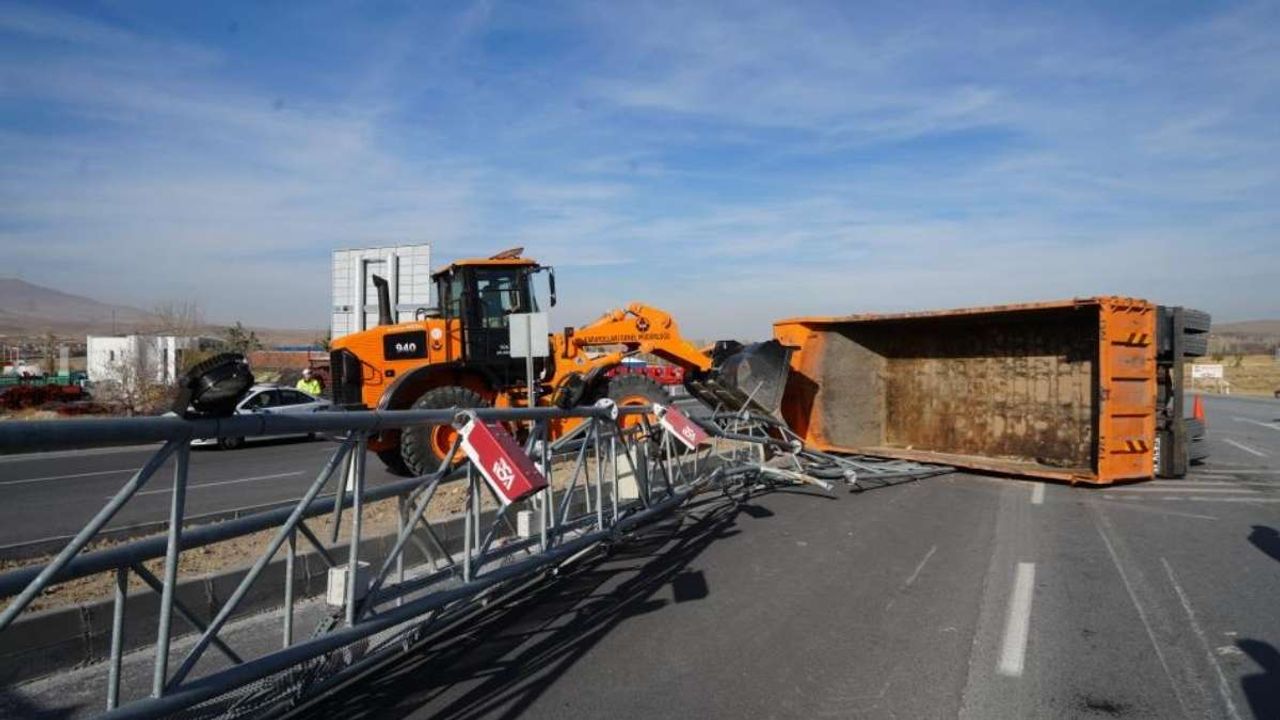Niğde-Kayseri yolunda kamyon damperi EDS direğine çarptı: 1 ağır yaralı!