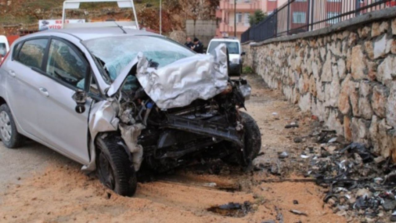 Niğde’de feci kaza: Direksiyon hakimiyetini kaybedip duvara çarptı!