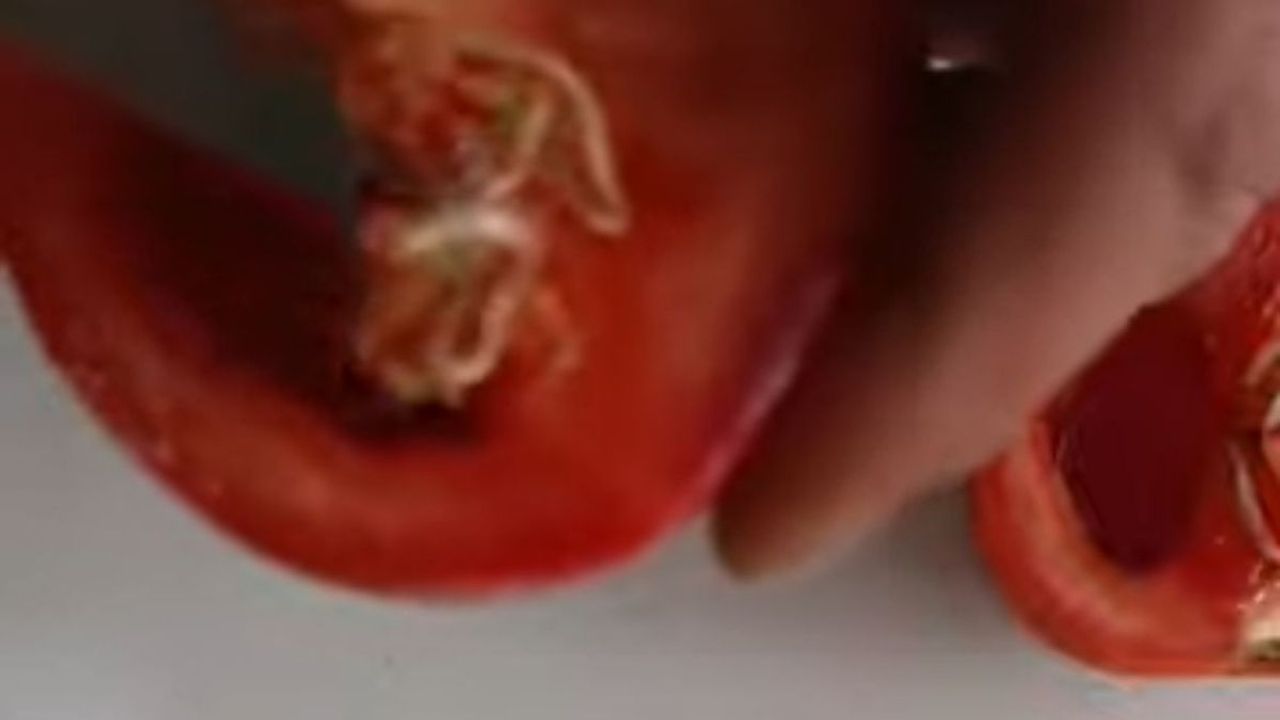 Niğde'de pazardan alınan domatesin içinden çıkan şey şok etti