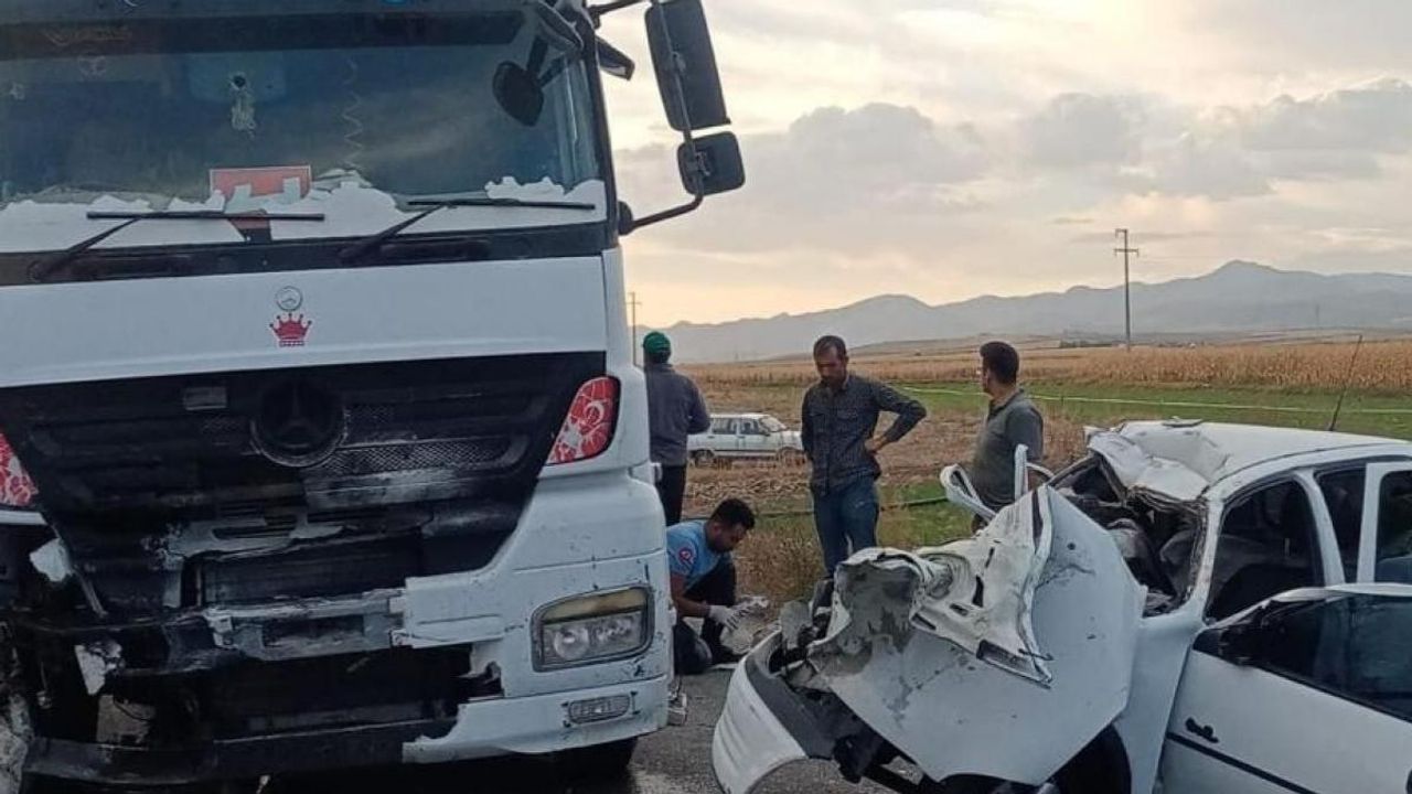 Niğde'de tırla çarpışan otomobil hurdaya döndü: 3 ağır yaralı