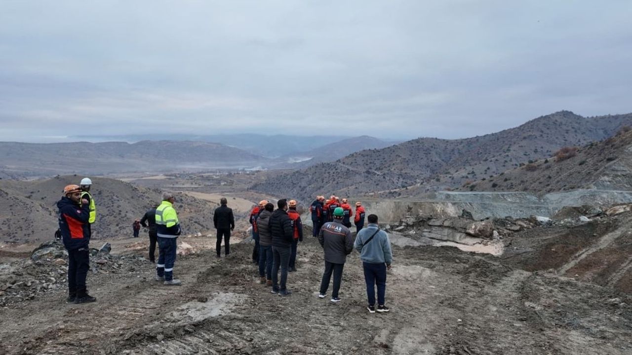 Sivas'ta göçük altındaki işçiye ulaşmak için umut sabaha kaldı!