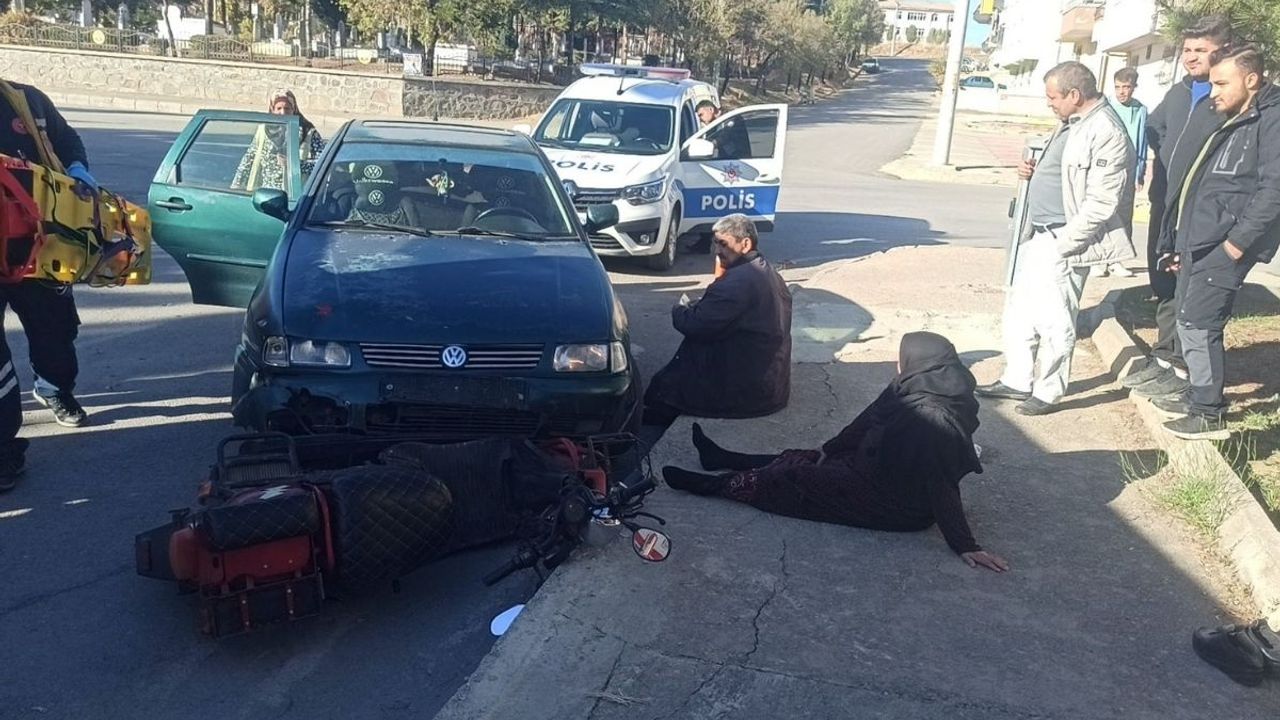 Mezarlık yolunda feci çarpışma! Plakasız motosiklet otomobille çarpıştı