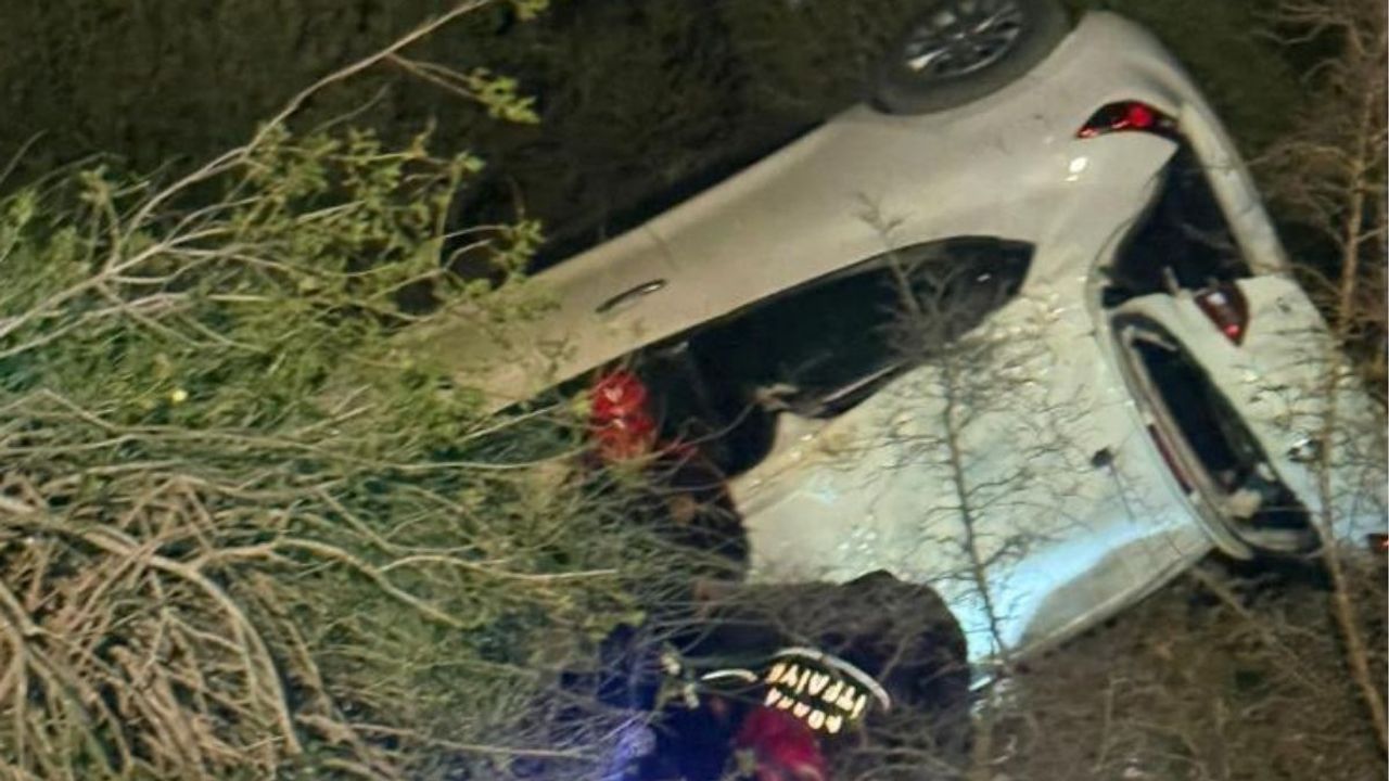 Otomobil şarampole devrildi: Sürücü canını zor kurtardı