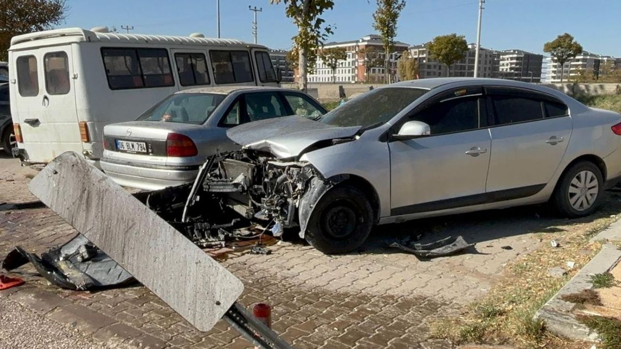 Park halindeki araçlara çarptı: 2 kişi yaralandı