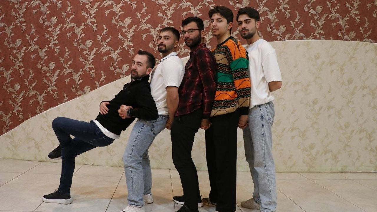 Meclis Başkanı uyardı, ayak tabanı göstermek kültürde yok!