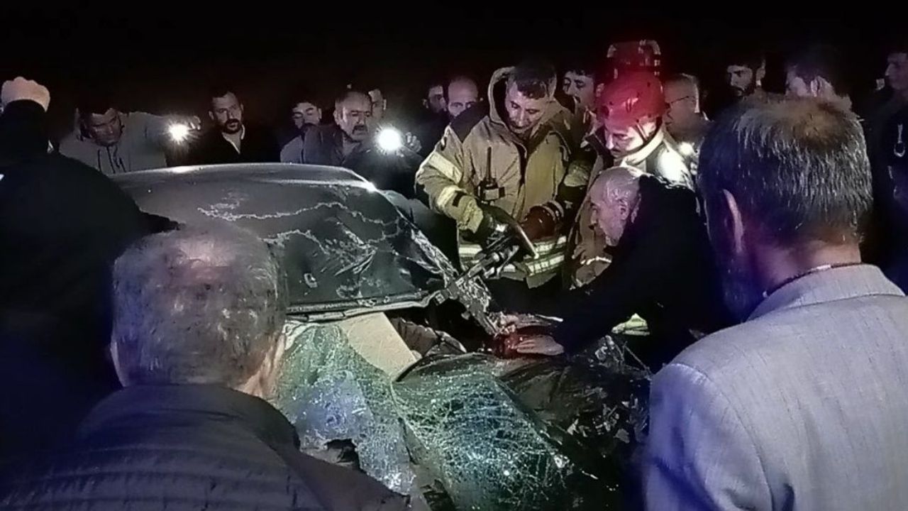 Otomobil tırın dorsesine saplandı: Hurdaya dönen otomobilden sürücüyü itfaiye çıkardı