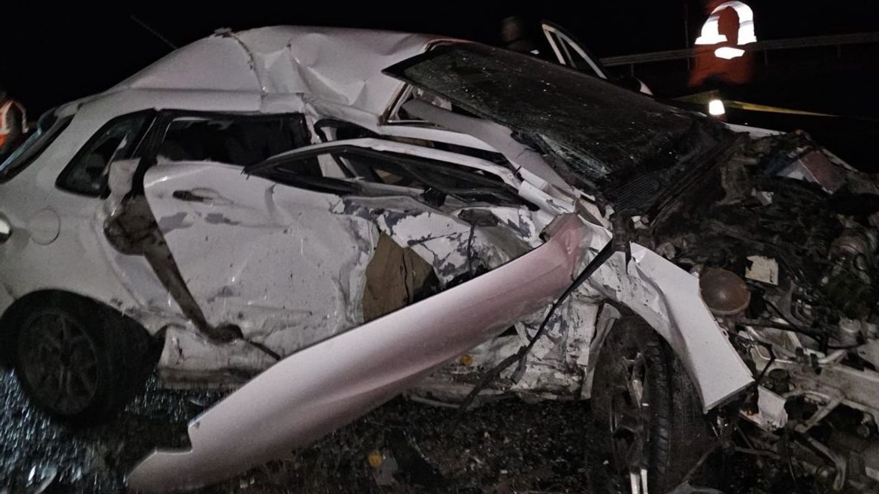 İki otomobil çarpıştı: Bir kişi olay yerinde hayatını kaybetti 2 yaralı