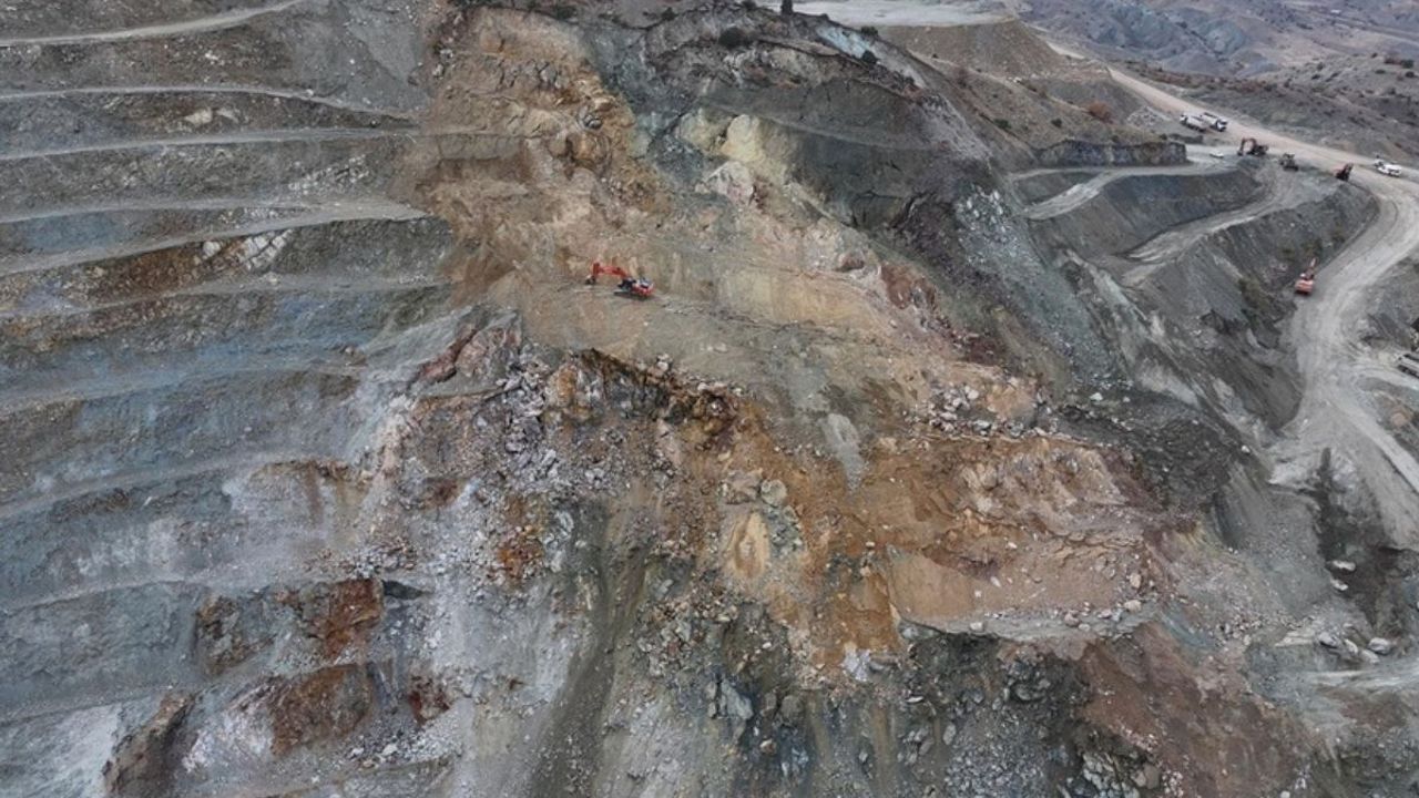 Sivas’ta maden ocağında göçük altındaki müdür için arama sürüyor