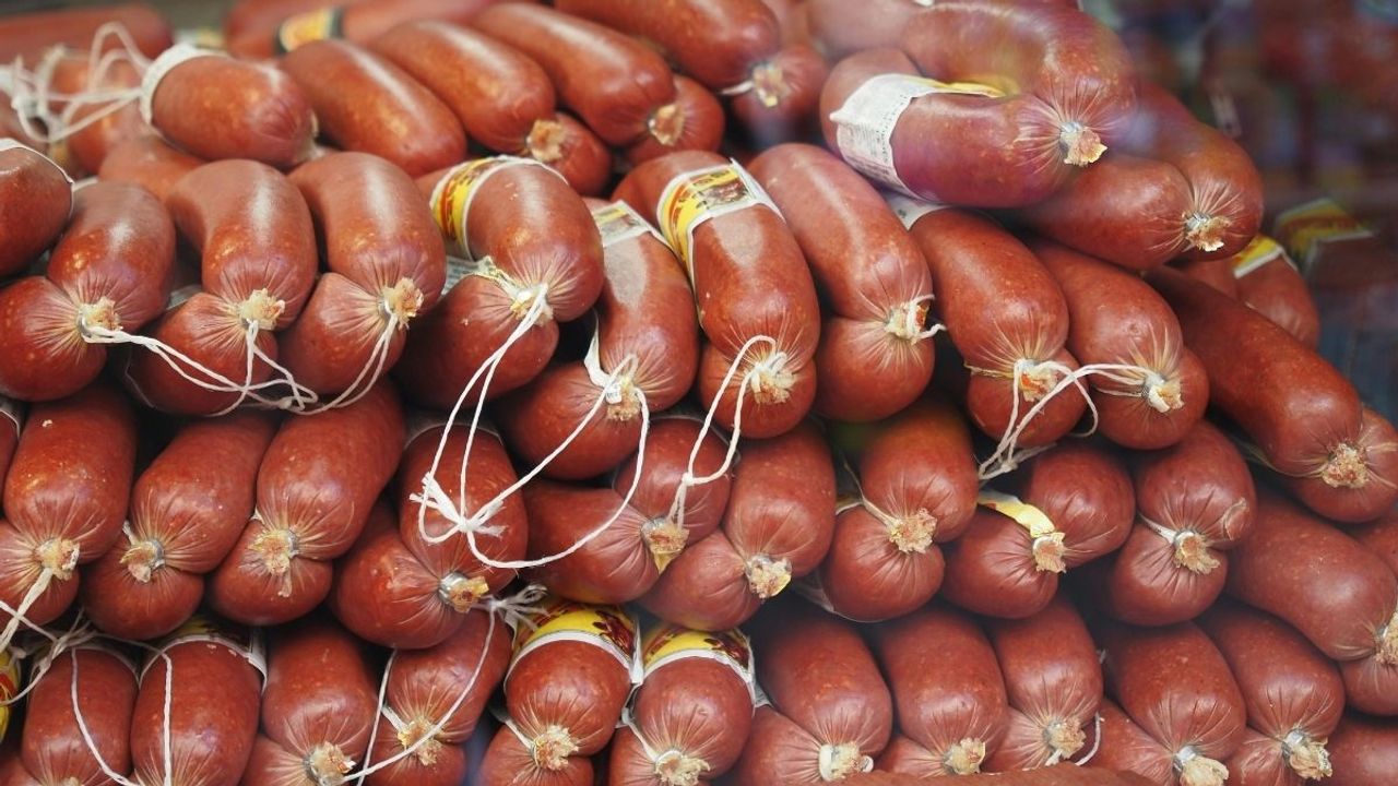 Sucuk diye sattılar içinden neler neler çıktı! Bakanlık 11 markayı ifşa etti