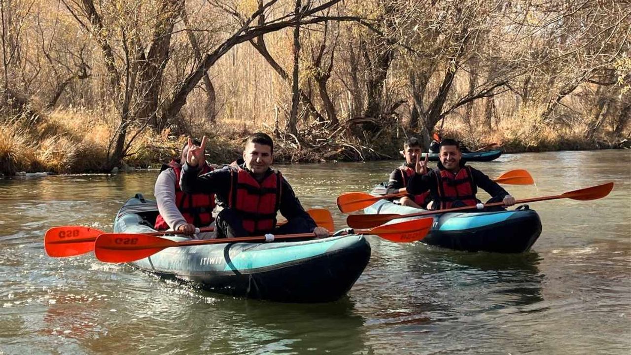 Ülkü Ocakları Genel Başkanı Ahmet Yiğit Yıldırım, Kayseri Tomarza'da kano yaptı