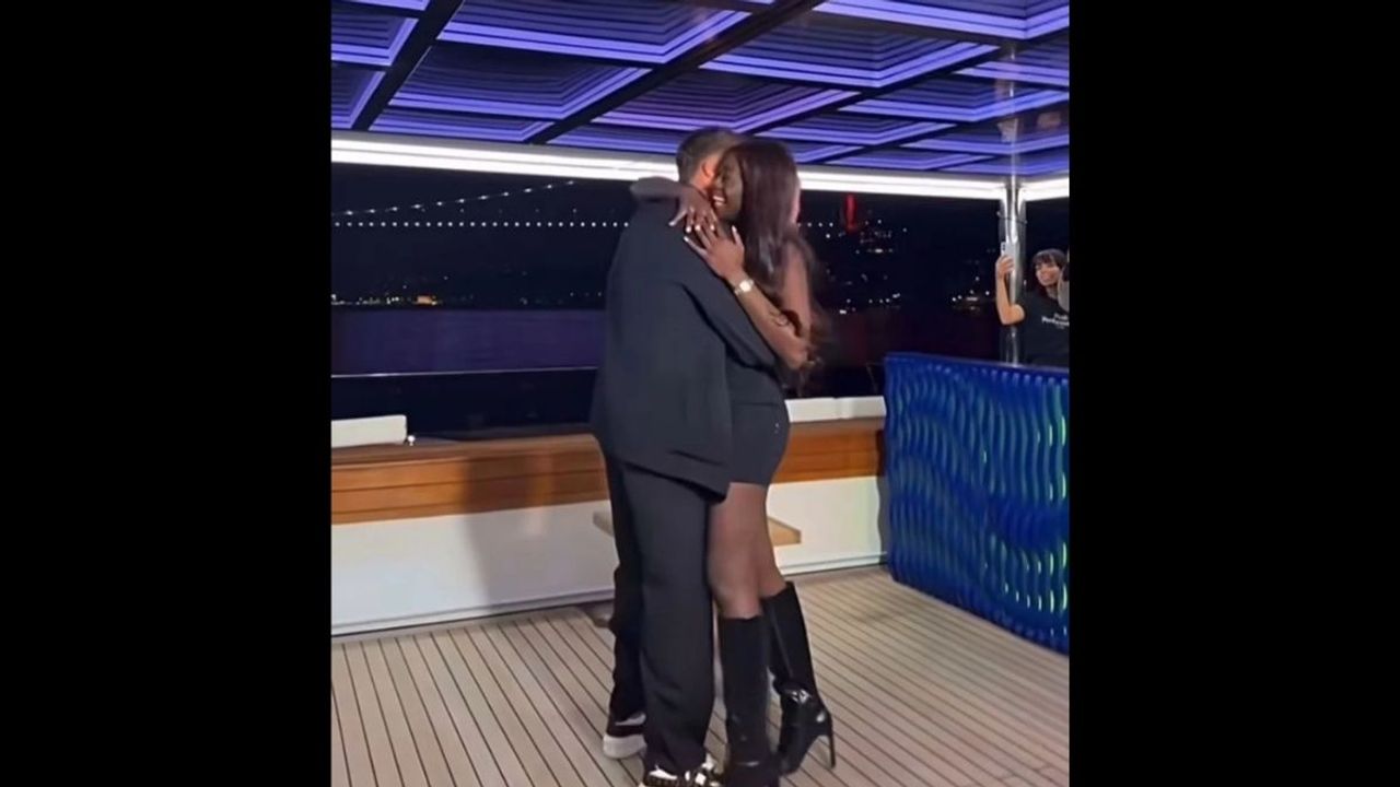 Ünlü futbolcu sevgilisine Azer Bülbül şarkısıyla evlenme teklifi etti