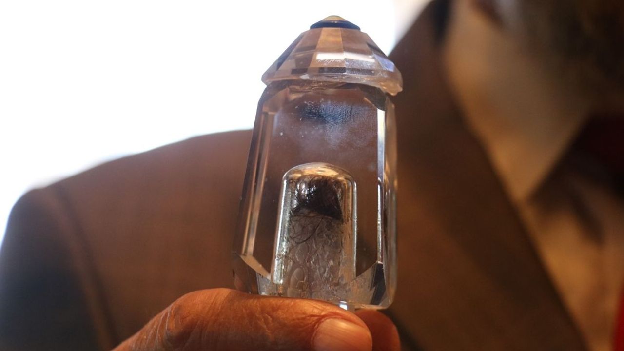 Ölen eşinin saçlarını saklıyordu… Şimdi eşinin yanına uğurlandı