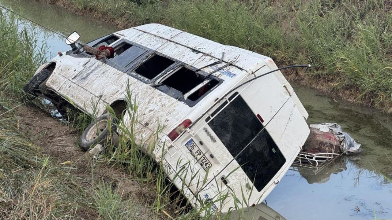 Tarım işçilerini taşıyan servis kanala uçtu: 18 Yaralı