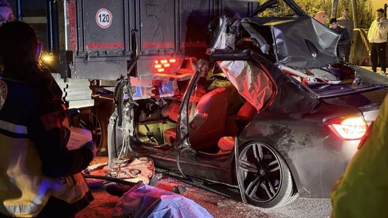 Lüks otomobil kamyona ok gibi saplandı: 1 ölü, 2 yaralı