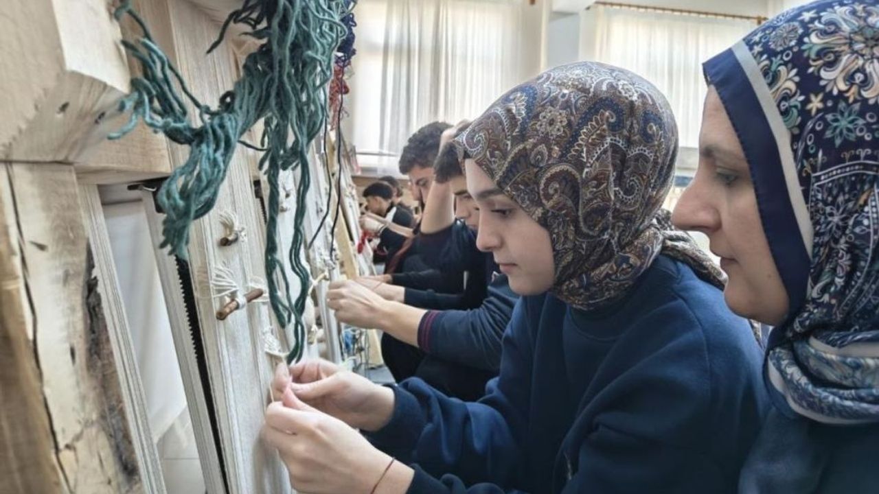 Bünyan Fen Lisesi’nde halı dokuma atölyesi açıldı: Öğrenciler Bünyan halısını yaşatıyor