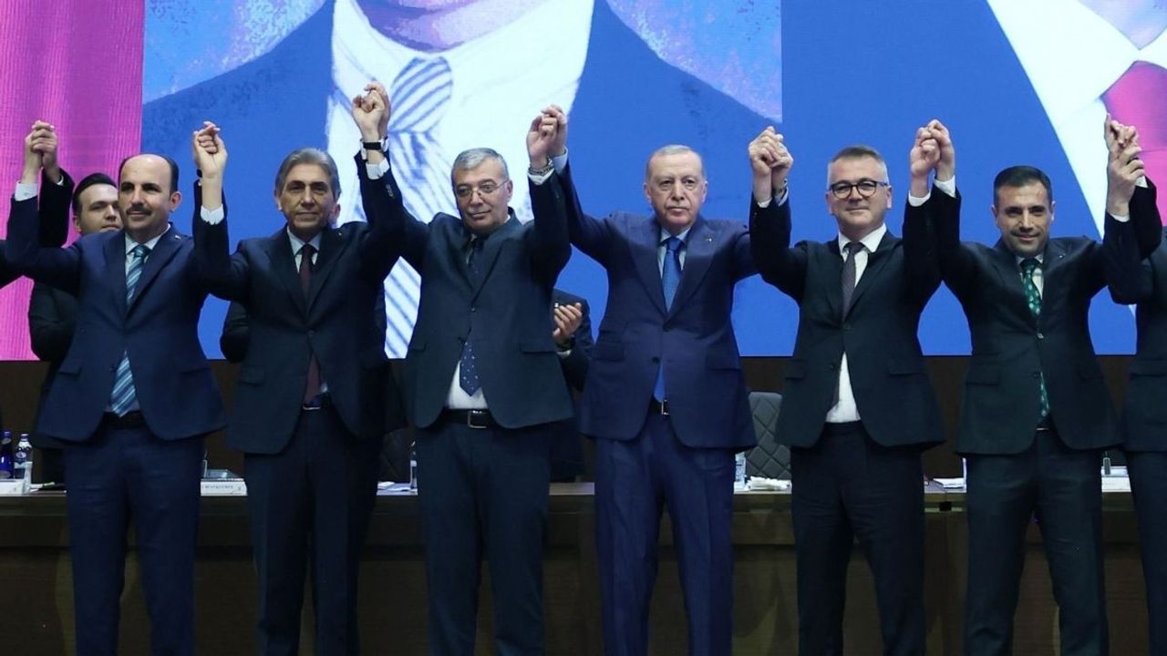 CHP’den AK Partiye geçti küslük bitti! Ağır sözler işittiği AK Partili vekile hediye götürdü