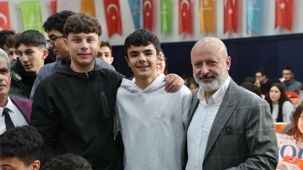 Başkan Çolakbayrakdar: “Güçlü Türkiye’nin temeli donanımlı gençliktir”