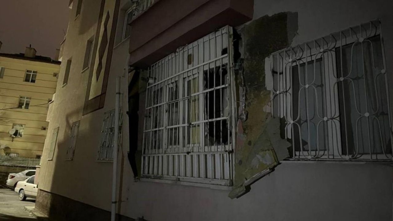 Doğalgaz patlaması binayı havaya uçurdu: 1 Yaralı