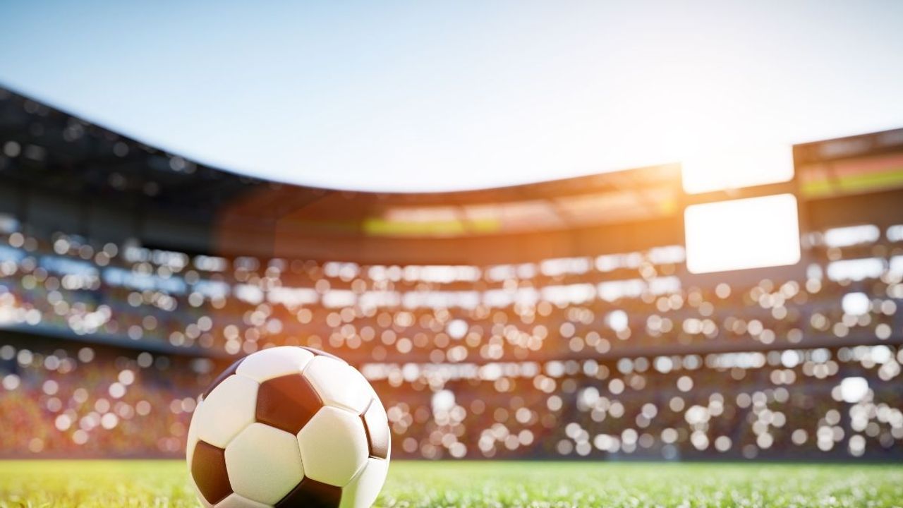 Maçta saha karıştı: Futbolcular tekmeyle yumrukla birbirine girdi!