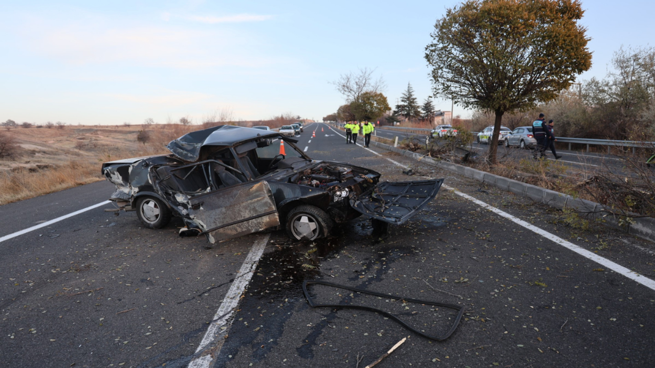 Kavşakta kaza: Takla atan otomobil trafiği kilitledi!