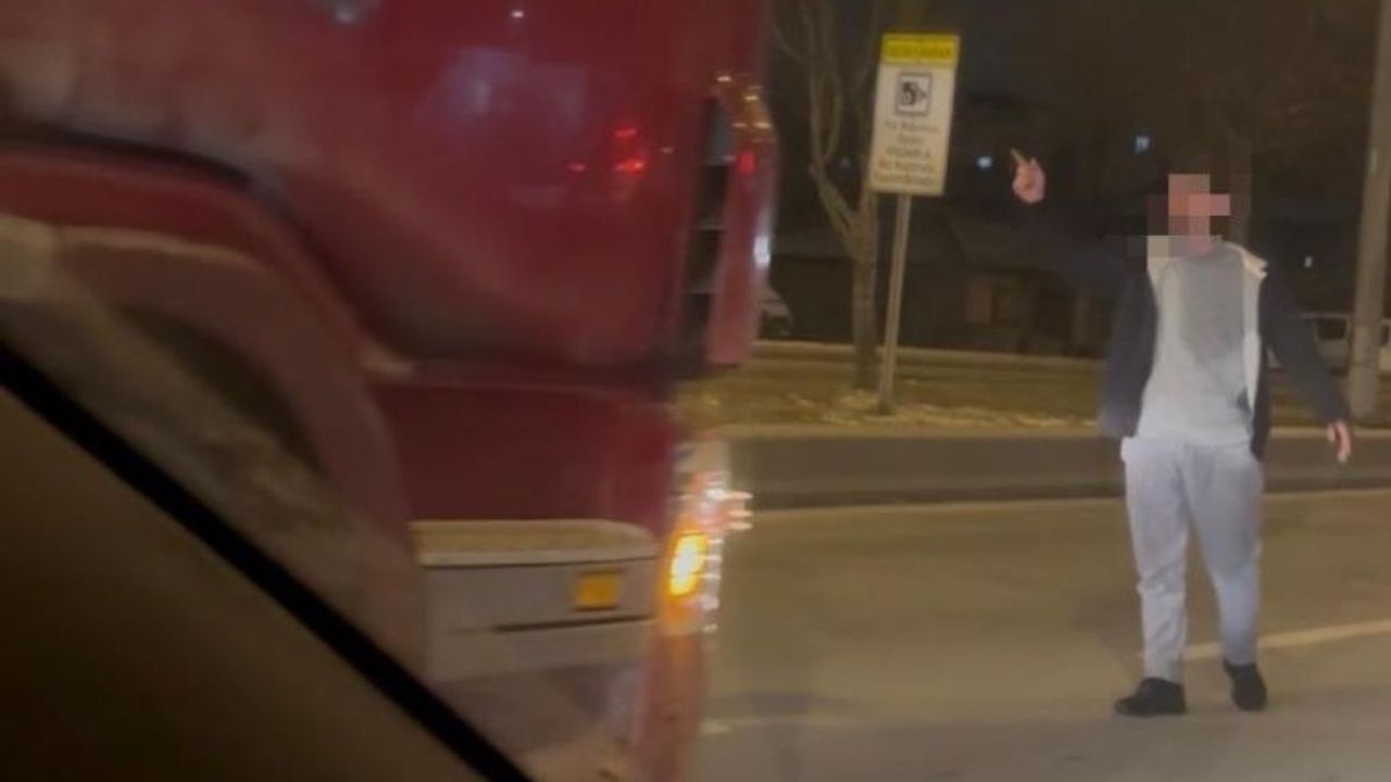 Kayseri Argıncık’ta alkollü şahıs tırın önüne atladı