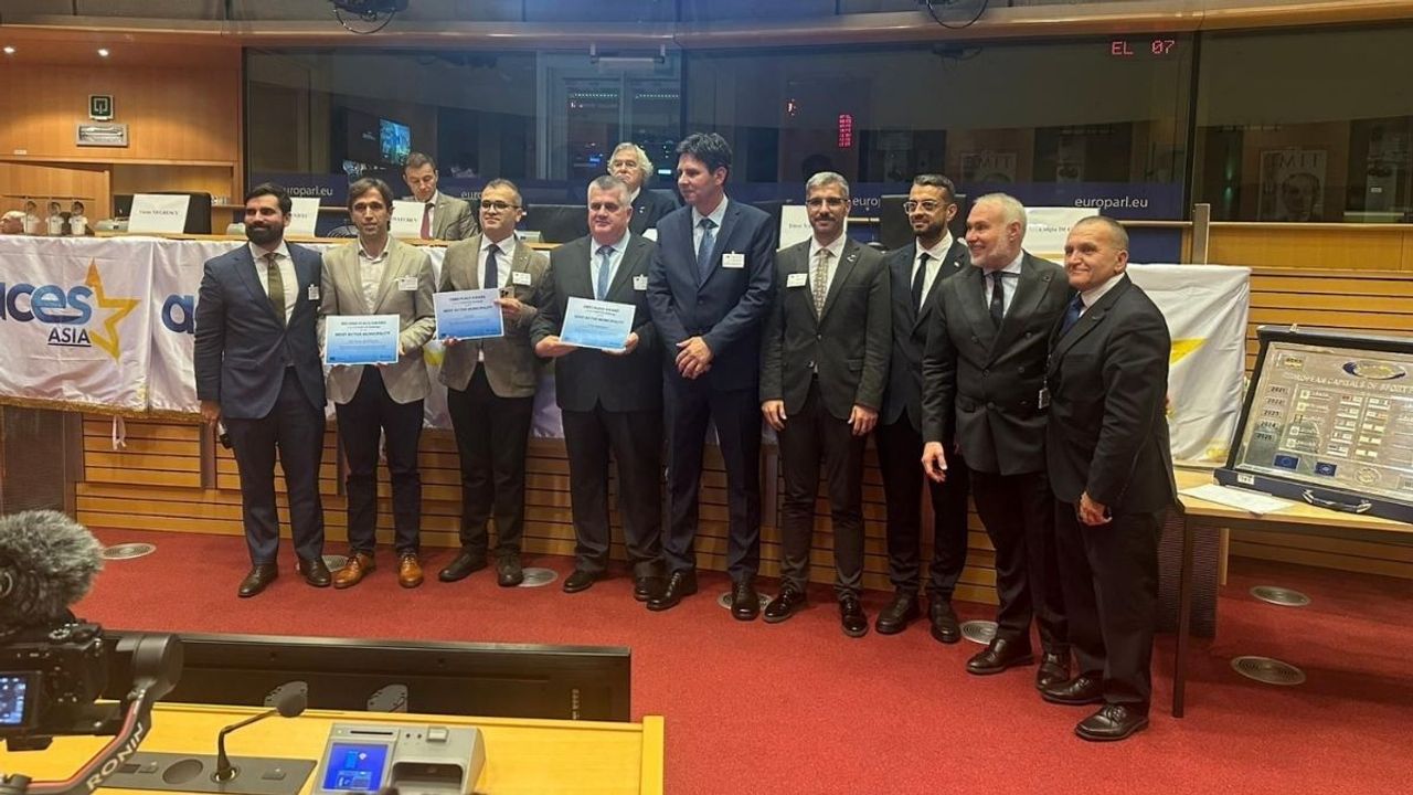 Memduh Büyükkılıç’ın belediyeciliği sınırları aştı: Brüksel’den ödülle döndüler