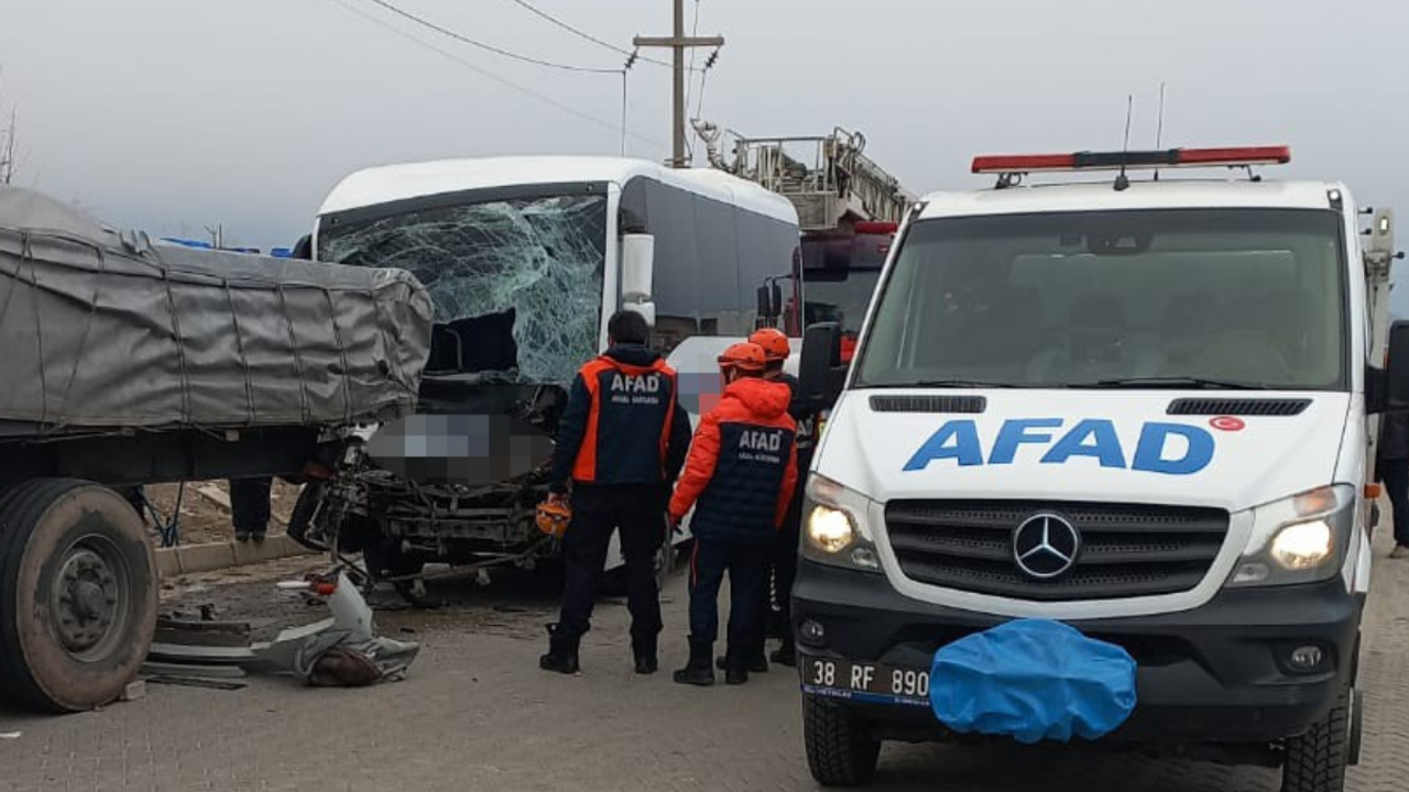 Kayseri İncesu’da can pazarı: Minibüs tıra arkadan çarptı