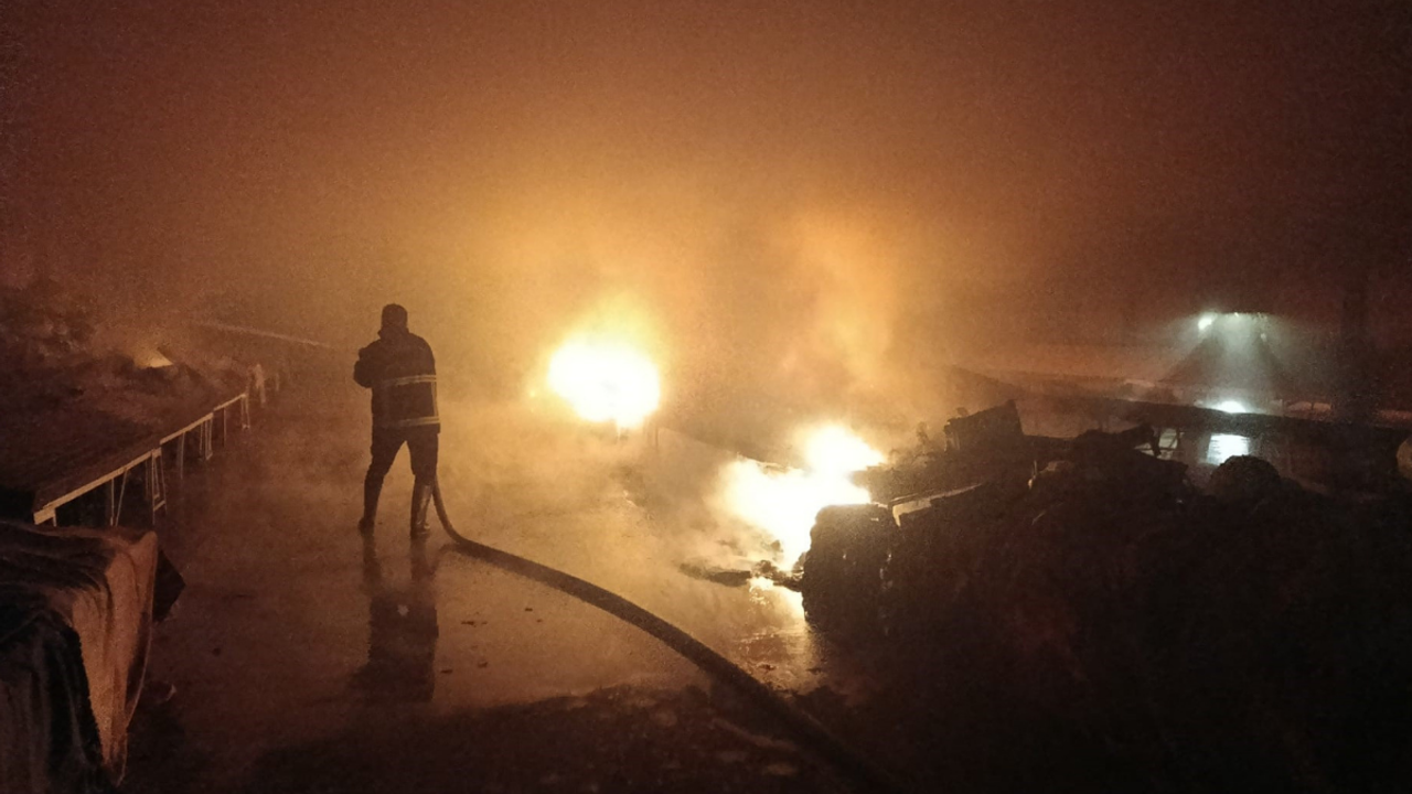 Semt pazarında sebze kasaları alev aldı, pazar yeri karıştı!