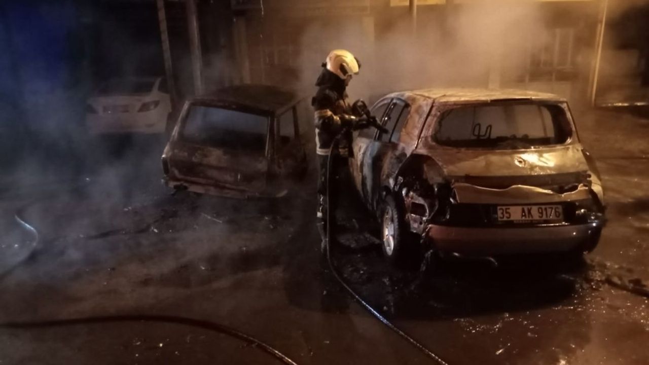 Kayseri Yeni Sanayi’de yangın: Dükkanda bulunan 3 araç yandı