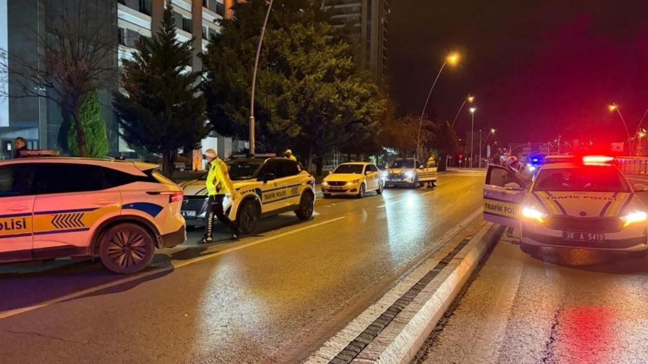 Kayseri’de polise çarpıp kaçan sürücü aracını park edip gözlerden kayboldu