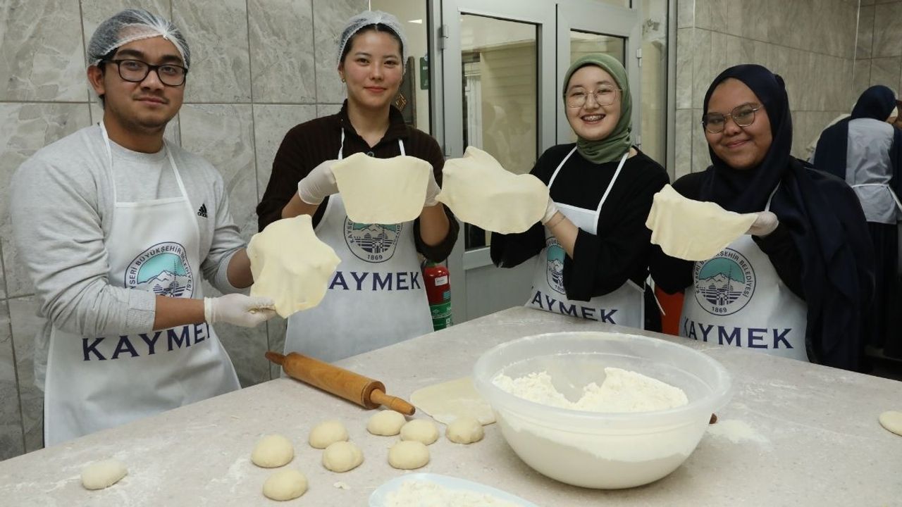 Kayseri’deki yabancı öğrenciler Türkçe’yi en lezzetli şekilde öğrendi