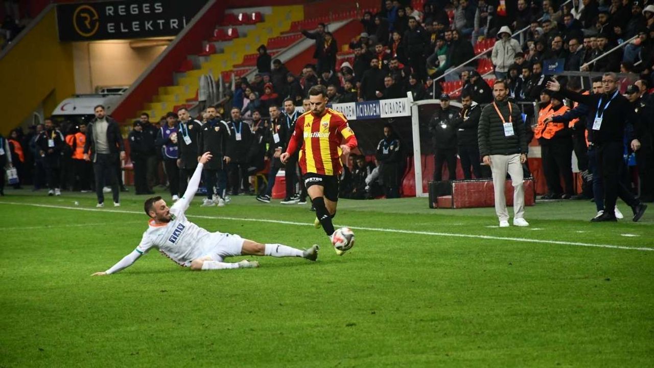 Kayserispor bundan şikayetçi ! Maçı iki kez bitiren hakem yeniden tartışılıyor