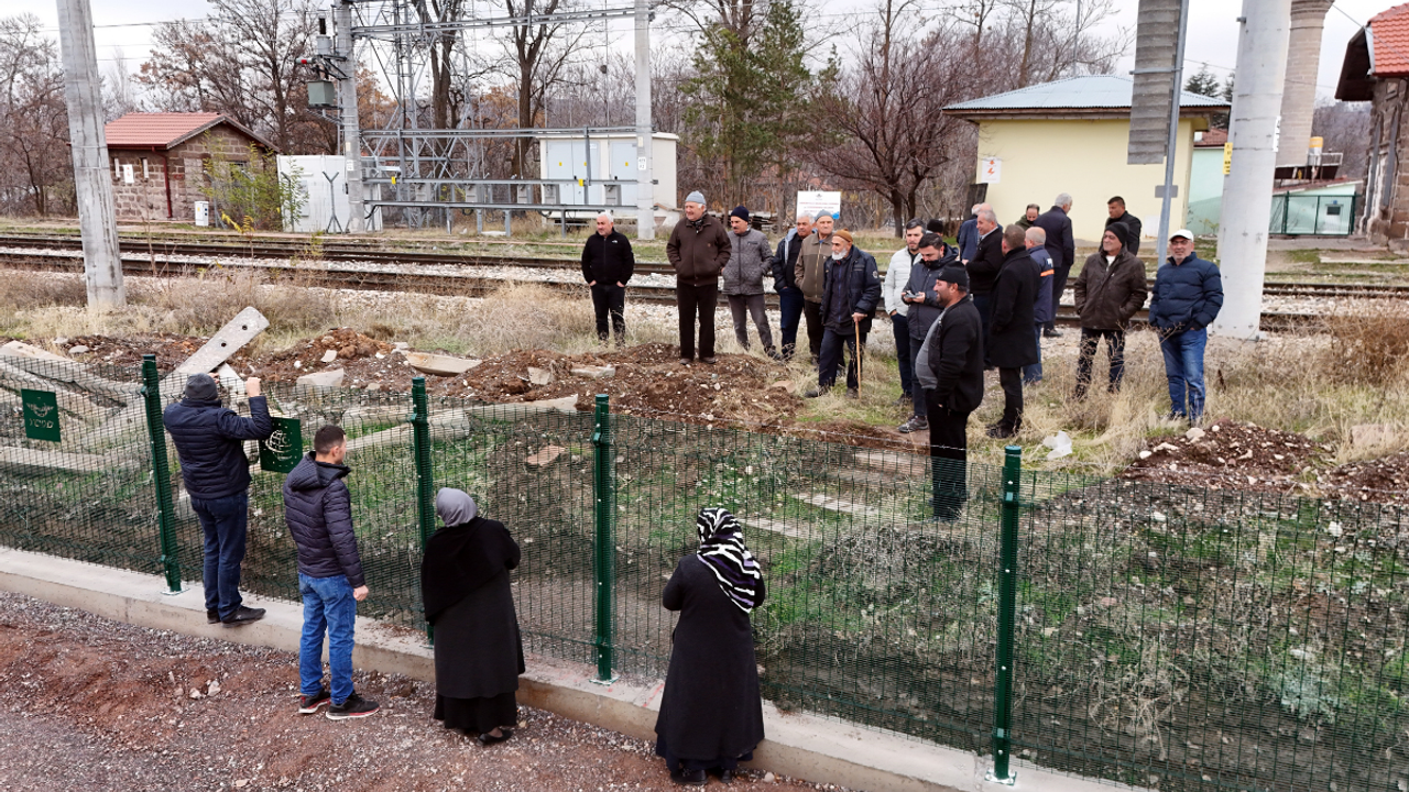 Kemal Sunal’ın filmi Kayseri’de gerçek oldu! Mahalle tel örgüyle ikiye bölündü!