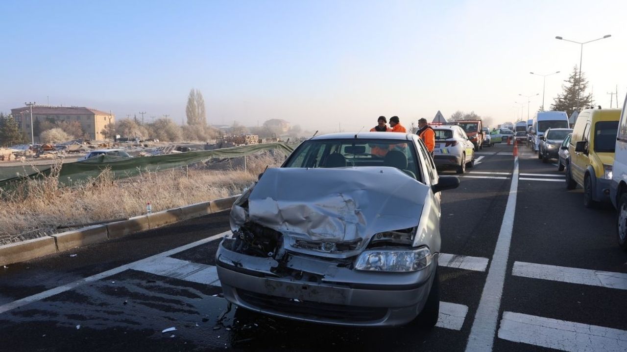 Nevşehir’de kırmızı ışıkta bekleyen minibüse çarptı! Yaralılar var