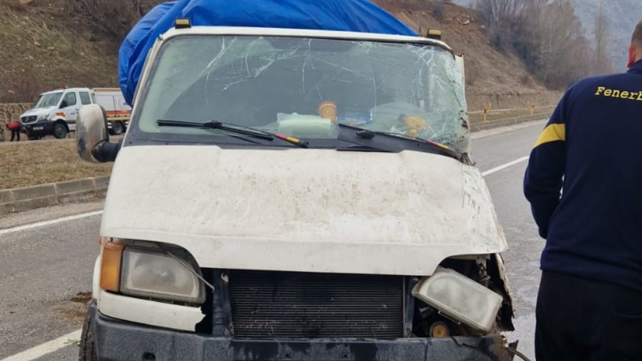 Kamyonet Duvara Çarptı, 4 Kişi Yaralandı!